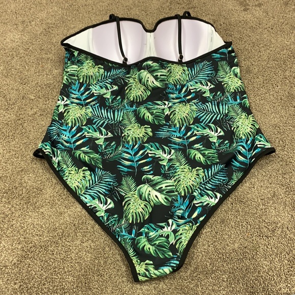 Shein one piece tropical leaf pattern bathing suit - Picture 2 of 3